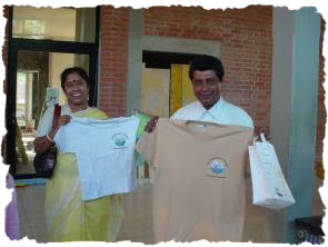 Debjani und Tafiquel mit T-Shirt